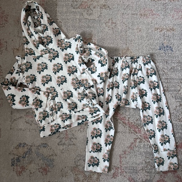 kate quinn Other - Kate Quinn little girls 4t sweat suit (runs smaller-3t)